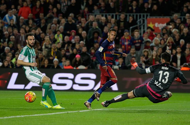 Fodbold. Barcelonas Neymar undviger Betis' målmand Antonio Adan og lægger op til Messi. 