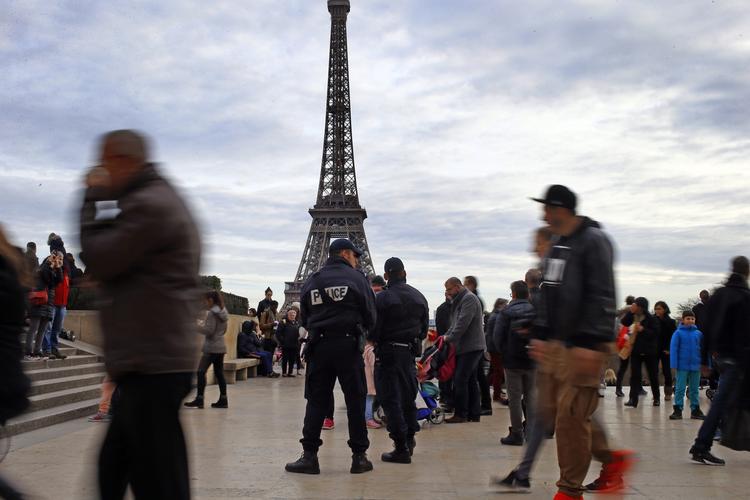 Paris. I den franske hovedstad og omegn vil en styrke på omkring 11.000 mand være på gaden nytårsaften; herunder politifolk, brandmænd og soldater. Det er cirka 2.000 flere end sidste år. 