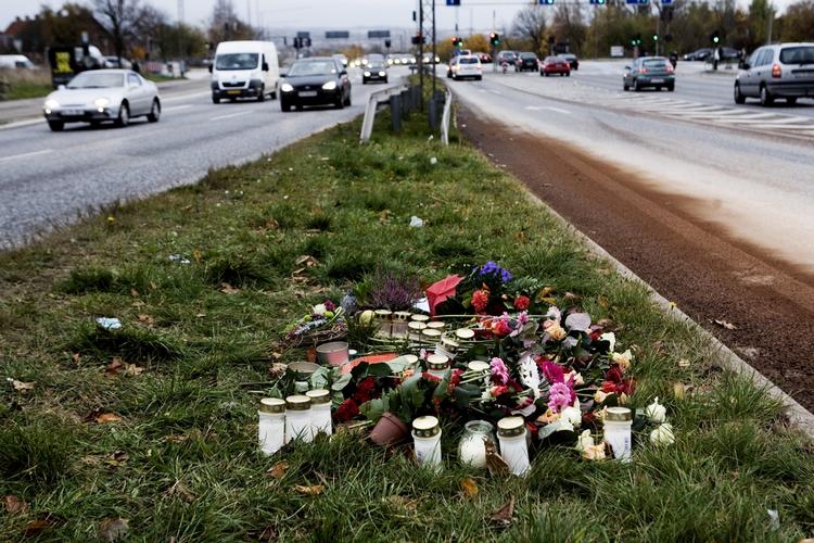 Solo. Langt de fleste trafikuheld er såkaldte soloulykker, der kun omfatter et transportmiddel. Billedet stammer fra et trafikuheld i Århus, hvor en ung mand mistede livet. 