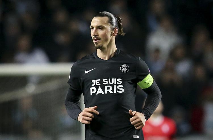ombejlet. Zlatan Ibrahimovic og PSG-holdet viste medfølelse for ofrene fra terrorangrebet i Paris. 