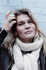 VÆRST Er maden. Når man ikke har nogen penge, så er maden det område, hvor Vanja Carlsen og hendes tre døtre lider størst afsavn. »Det er ren overlevelse«, fortæller Vanja Carlsen, der er på kontanthjælp på grund af en kronisk ryglidelse. Tre gavekort fra Dansk Folkehjælp har sikret julegaverne til Vanja Carlsens døtre i år. Foto: Sofie Amalie Klougart. 