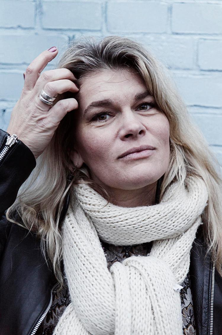 VÆRST Er maden. Når man ikke har nogen penge, så er maden det område, hvor Vanja Carlsen og hendes tre døtre lider størst afsavn. »Det er ren overlevelse«, fortæller Vanja Carlsen, der er på kontanthjælp på grund af en kronisk ryglidelse. Tre gavekort fra Dansk Folkehjælp har sikret julegaverne til Vanja Carlsens døtre i år. Foto: Sofie Amalie Klougart. 