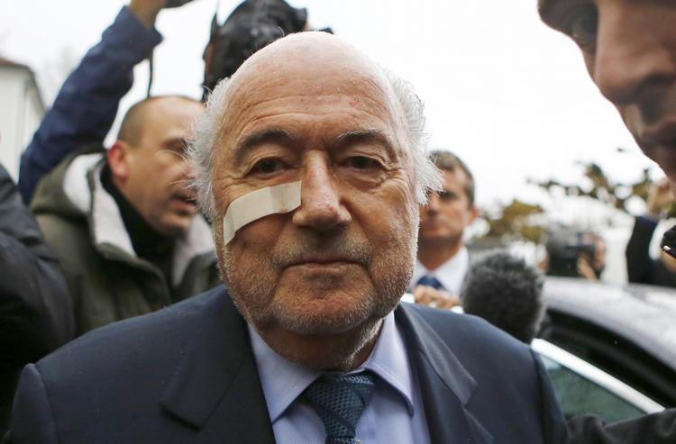bjergged. Fifa-præsident Sepp Blatter mente sig usårlig, før han blev udelukket fra al fodbold i otte år på grund af en bestikkelsessag. 