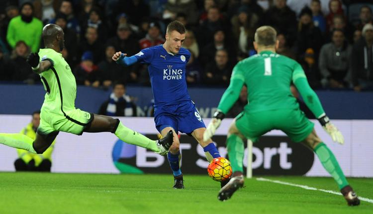 nytårsfest. Topscoreren fra Leicester, Jamie Vardy (midt), forsøger sig med et skud i kampen mod Manchester City. Kampen endte 0-0. 