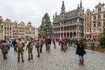 beredskab. I flere europæiske storbyer er der i dag ekstra politi på gaden. Her ses belgiske soldater patruljere ved Grand Place i Bruxelles. 