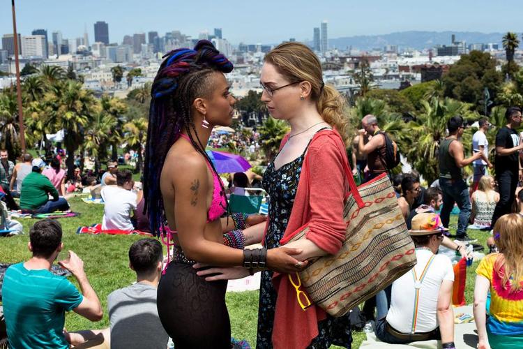 super-sensitiv. Jamie Clayton (th.) spiller transpersonen Nomi Marks, der er hacktivist i San Francisco - og kæreste med Freema Agyeman (tv.). Foto: Merie Weismiller Wallace/Netflix 