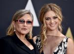 Modsvar. Carrie Fisher (til venstre) sammen med sin datter til en prisoverrækkelse i LA. På Twitter svarer Fisher igen på kritik af hendes udseende og alder i forbindelse med den nye 'Star Wars'-film. 