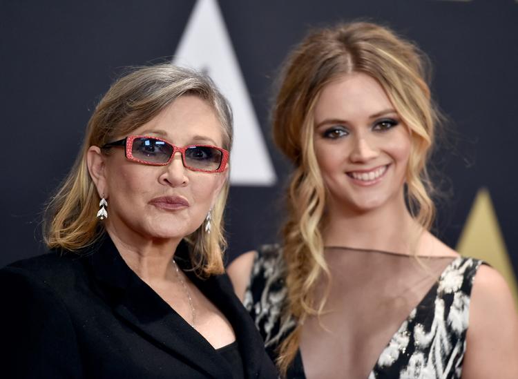 Modsvar. Carrie Fisher (til venstre) sammen med sin datter til en prisoverrækkelse i LA. På Twitter svarer Fisher igen på kritik af hendes udseende og alder i forbindelse med den nye 'Star Wars'-film. 