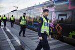 Kontrol. Efter nytår vil der være id-kontrol for alle rejsende mellem Danmark og Sverige. Det vil ramme de næsten 100.000 dagligt rejsende, og politikere på begge sider af sundet frygter for tab af arbejdspladser. Billedet stammer fra Hyllie station ved Malmø, hvor det svenske politik har tjekket legitimation siden november. 