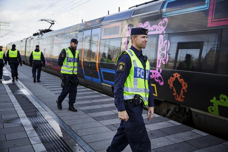 Kontrol. Efter nytår vil der være id-kontrol for alle rejsende mellem Danmark og Sverige. Det vil ramme de næsten 100.000 dagligt rejsende, og politikere på begge sider af sundet frygter for tab af arbejdspladser. Billedet stammer fra Hyllie station ved Malmø, hvor det svenske politik har tjekket legitimation siden november. 