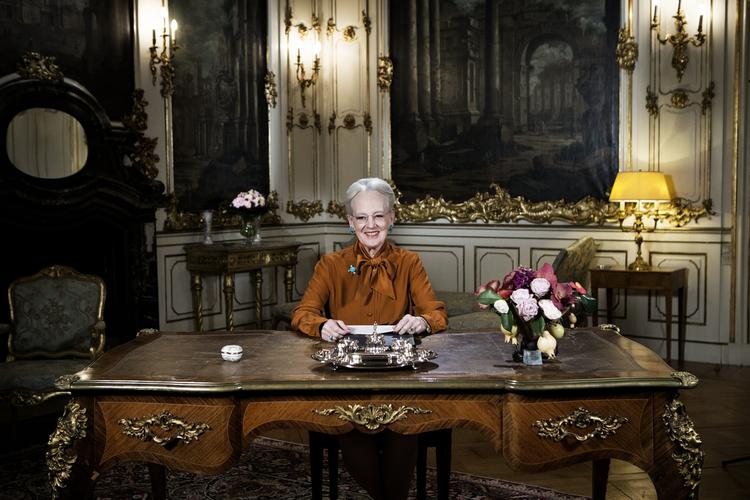 Nytårstale. Dronning Margrethe holdt i aftes sin 44. nytårstale. Dronningen plejer at holde talen fra  sit arbejdsværelse i Christian IX's Palæ på Amalienborg, men i år holdt hun talen på Fredensborg Slot - det er fjerde gang, at talen holdes på Fredensborg Slot på grund af igangværende renoveringer af Christian IX's palæ. 