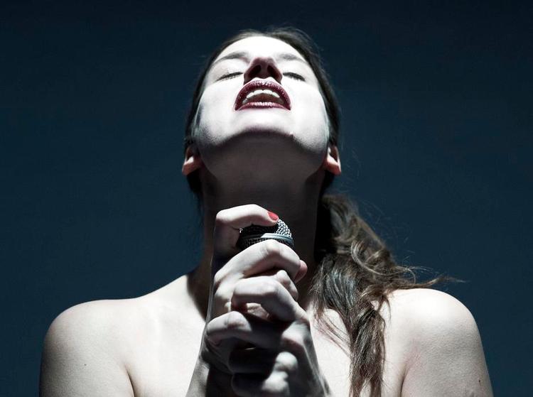 Nøgen. Danica Curcic leverede en på alle måder udtømmende opsang fra et såret kvindeskød i 'Lort' på Husets Teater i begyndelsen af 2015. 