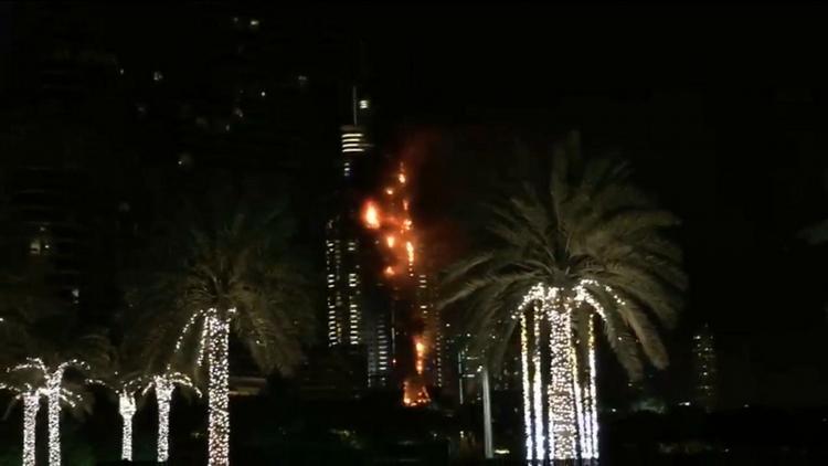 Dubai. Trods en stor brand i en skyskraber lige ved siden af Burj Khalifa, verdens højeste bygning, har man alligevel markeret nytåret med 1,6 ton fyrværkeri. 