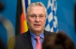 RO. Bayerns indenrigsminister, Joachim Herrmann, oplyser i dag på et pressemøde, at der lige nu ingen konkrete terrortrusler er mod München. Han opfordrer befolkningen til ikke at lade sig styre af frygt. Dele af byen blev i går aftes evakueret på grund af frygt for et terrorangreb. 