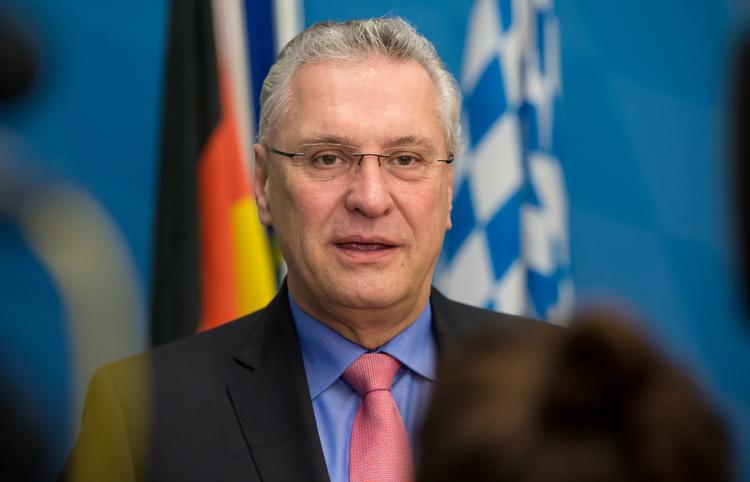 RO. Bayerns indenrigsminister, Joachim Herrmann, oplyser i dag på et pressemøde, at der lige nu ingen konkrete terrortrusler er mod München. Han opfordrer befolkningen til ikke at lade sig styre af frygt. Dele af byen blev i går aftes evakueret på grund af frygt for et terrorangreb. 