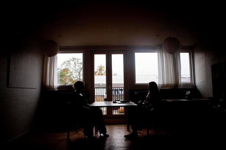 Venteliste. På Psykoterapeutisk Center Stolpegård, der hidtil har været det eneste sted i Danmark,der tilbyder behandling for tvangsoverspisning, er man så økonomisk presset, at man er tæt på at måtte lukke ventelisten. Lige nu er der flere patienter skrevet op, end de kan nå at behandle inden udgangen af 2016. 