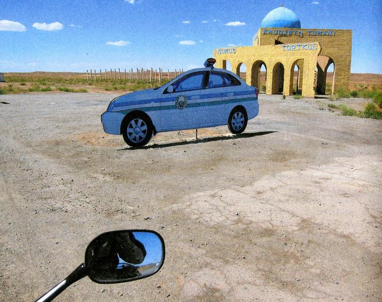 Bøh! Flere steder i Usbekistan har politiet opstillet politibiler malet på krydsfiner for at skræmme bilister til at køre ordentligt. En gang imellem sker det, at en betjent springer frem bag atrappen. 