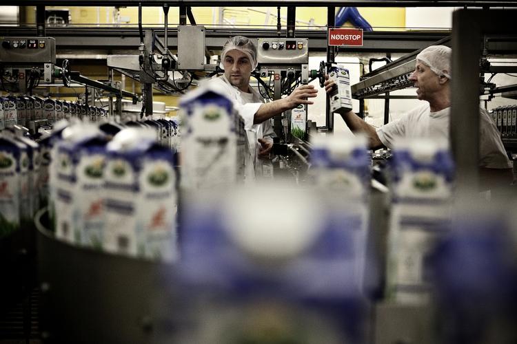 Mælkepris. På grund af den lave pris på mælk er danske landmænd hårdt pressede. Derfor har Rema 1000 sat prisen op med 50 øre pr. liter. Initiativet møder ikke opbakning fra hverken Dansk Supermarked eller Coop. 