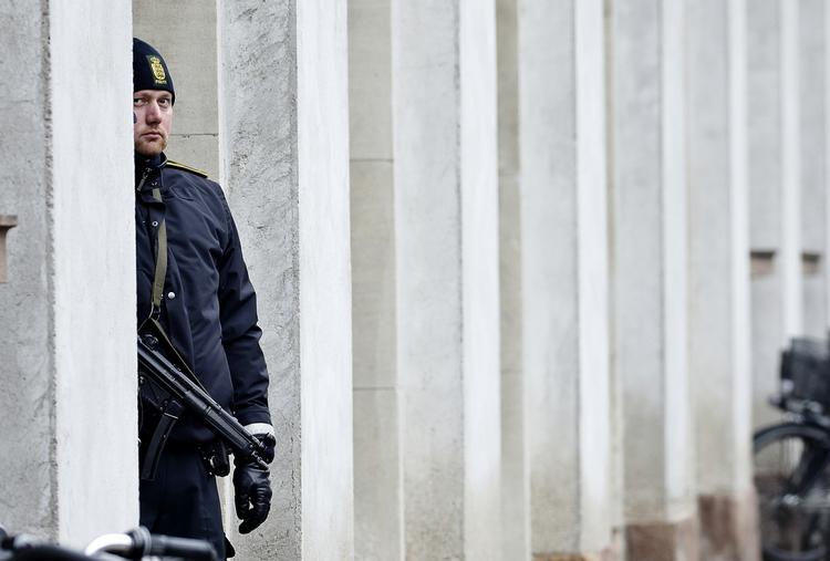 BEREDSKAB. Efter en dansk-palæstinensisk mands terrorangreb på kulturhuset Krudttønden og på synagogen var København præget af et stort antal tungt bevæbnede betjente. 