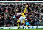 mål. Michail Antonio åbner scoringen for West Ham mod Liverpool  med et tidligt hovedstødsmål. 