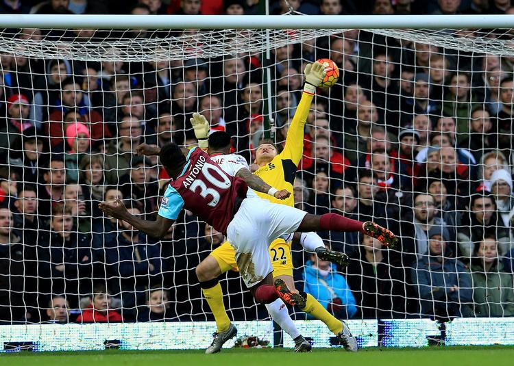 mål. Michail Antonio åbner scoringen for West Ham mod Liverpool  med et tidligt hovedstødsmål. 