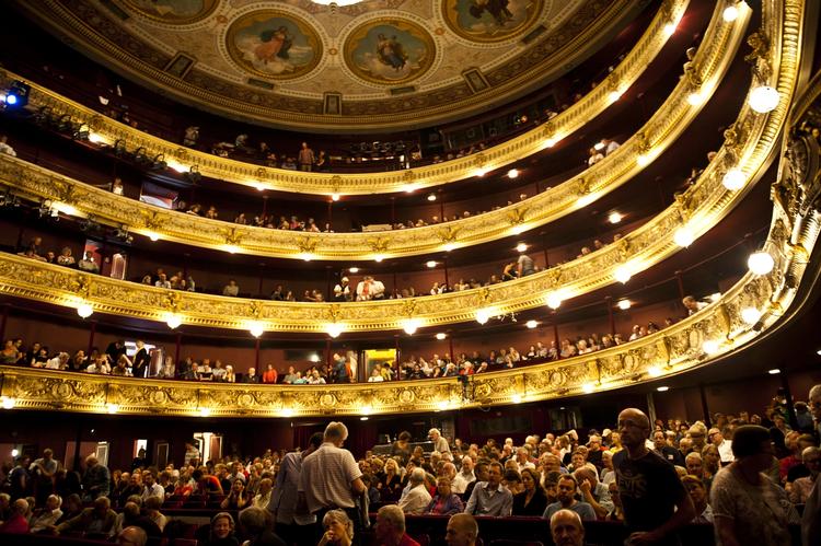 Forventninger. Kunstere skal blande sig mere, Tweets skal skrives af politikere selv, og Det Kongelige Teater skal være mere synligt. Dette er nogle af de håb, som tre kulturpersoner har for 2016. 