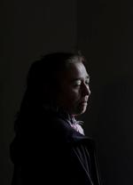 Uvant. Da lyset i Lenes lejlighed gik ud, tænkte hun ikke over, at hun bare kunne skifte pæren. I stedet brugte hun lys fra køleskabet og fra sin mors gamle fjernsyn i stuen. 