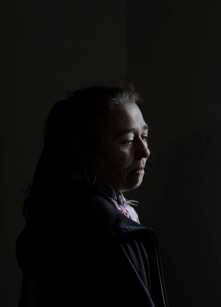 Uvant. Da lyset i Lenes lejlighed gik ud, tænkte hun ikke over, at hun bare kunne skifte pæren. I stedet brugte hun lys fra køleskabet og fra sin mors gamle fjernsyn i stuen. 