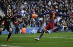 Tilråb. Barcelonas Neymar i duel med Espanyols målmand Pau Lopez i kampen, hvor tilskuere angiveligt råbte racistiske tilråb til den brasilianske Barca-spiller. 