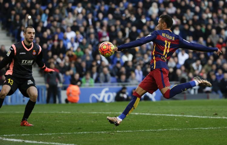Tilråb. Barcelonas Neymar i duel med Espanyols målmand Pau Lopez i kampen, hvor tilskuere angiveligt råbte racistiske tilråb til den brasilianske Barca-spiller. 