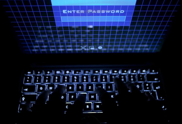 Illegalt. På den sorte markedsplads, AlphaBay, kan man købe våben, stjålne personlige oplysninger og stoffer. AlphaBay skjuler sig på ukendte browsere, mens brugerne bruger den anonyme browser Tor, der lader brugeren bevæge sig rundt på siden uden at blive opdaget af myndighederne. 
