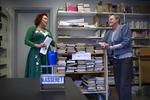 Afbrænding. Bibliotekerne i København skal kassere ca. en tredjedel af det, der står på hylder og i magasiner. Her bibliotekar Sanne Craft (tv.) og lederen af bibliotekernes materialer, Inger Gyldenkærne (th.). 