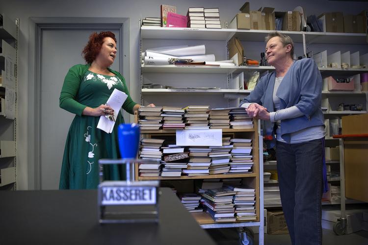 Afbrænding. Bibliotekerne i København skal kassere ca. en tredjedel af det, der står på hylder og i magasiner. Her bibliotekar Sanne Craft (tv.) og lederen af bibliotekernes materialer, Inger Gyldenkærne (th.). 