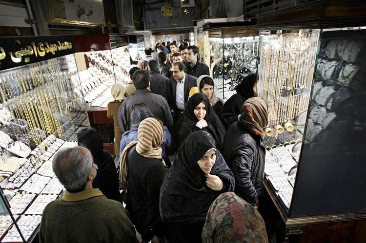 trængsel. Salget af guldsmykker i Iran er steget markant de seneste måneder - et tegn på optimisme. 