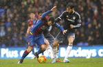 BREMSE. Chelseas Cesc Fabregas angriber James McArthur fra Crystal Palace under søndagens opgør på Selhurst Park. 
