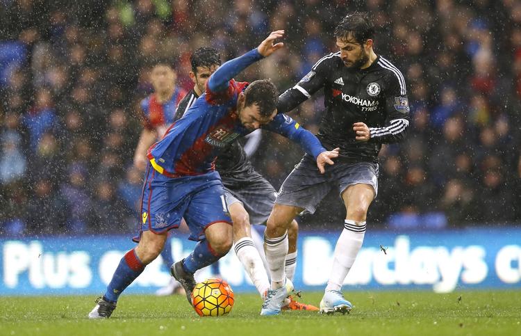 BREMSE. Chelseas Cesc Fabregas angriber James McArthur fra Crystal Palace under søndagens opgør på Selhurst Park. 