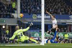 TACKLING. Evertons John Stones får afværget et forsøg fra Tottenhams frontløber Harry Kane, mens målmand Tim Howard spræller foran stregen. 