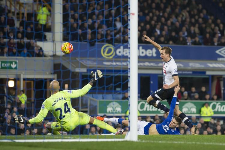 TACKLING. Evertons John Stones får afværget et forsøg fra Tottenhams frontløber Harry Kane, mens målmand Tim Howard spræller foran stregen. 