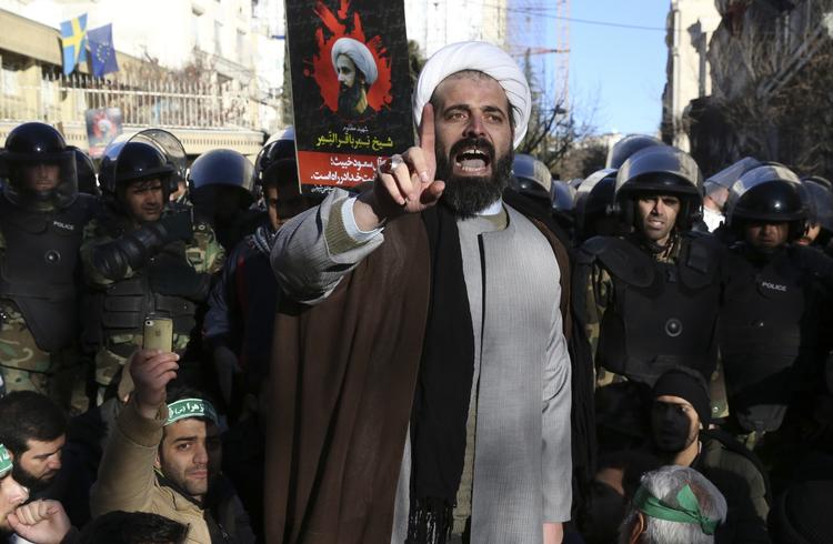 Vrede. Der er højlydte protester foran den saudi-arabiske ambassade i Teheran. 