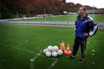 fodboldfilosof. Flemming Pedersen ses her i 2001  i jobbet som træner for Helsingør IF's danmarksseriehold. 