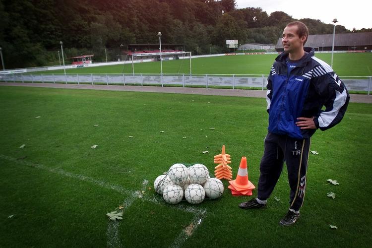 fodboldfilosof. Flemming Pedersen ses her i 2001  i jobbet som træner for Helsingør IF's danmarksseriehold. 