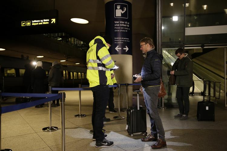 Kontrol. Siden midnat har alle togrejsende mellem Danmark og Sverige skulle vise id på stationen i Kastrup. En nyhed, som er nået flere udenlandske medier. 