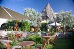 KLIPPEUNIVERS. Kelebek Special Cave Hotel er et af de første hulehoteller i Göreme. Hele hotellet er indrettet som et miniklippeunivers, hvor mange af værelserne er hugget ind i klipperne. 