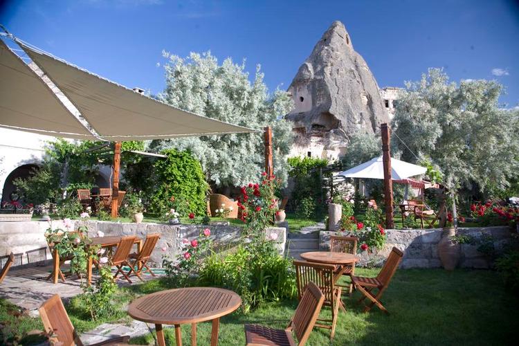 KLIPPEUNIVERS. Kelebek Special Cave Hotel er et af de første hulehoteller i Göreme. Hele hotellet er indrettet som et miniklippeunivers, hvor mange af værelserne er hugget ind i klipperne. 