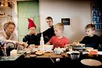 dårlig start. Selv om Oskar (med nissehuen), Jakob (til højre) og Malte har haft dårlige oplevelser med dele af skolereformen, skal elementerne ikke bare skrottes, mener drengenes forældre, Elisabeth Graae og Rasmus Baastrup. Foto: Martin Lehmann 