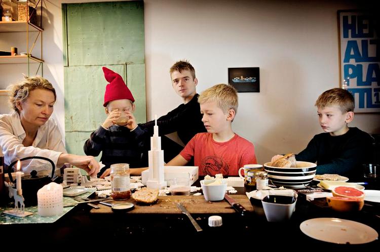 dårlig start. Selv om Oskar (med nissehuen), Jakob (til højre) og Malte har haft dårlige oplevelser med dele af skolereformen, skal elementerne ikke bare skrottes, mener drengenes forældre, Elisabeth Graae og Rasmus Baastrup. Foto: Martin Lehmann 