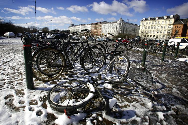 Frostramt. Besvær med at skifte gear eller bruge håndbremserne er klassiske gener for cyklister i frostvejr. Cykellåsen kan også fryse fast. 