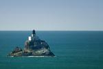 I havet ud for Oregons kyst rejser en klippe sig i vejret og på den står et fyr ved navn Tillamook Rock Lighthouse. Naturkræfterne her er så stærke, at da fyret skulle bygges, ville ingen lokale sætte deres liv på spil for det, så arbejdere udefra blev hyret. Fyrtårnet var i funktion fra 1881 og 77 år frem. Bemandingen på fyret var udsat for så mange prøvelser med storme og slem tåge, at det fik øgenavnet 'Terrible Tilly'. 