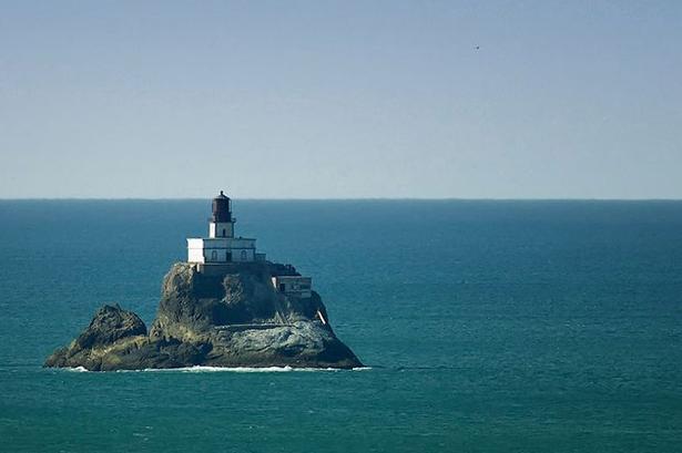 I havet ud for Oregons kyst rejser en klippe sig i vejret og på den står et fyr ved navn Tillamook Rock Lighthouse. Naturkræfterne her er så stærke, at da fyret skulle bygges, ville ingen lokale sætte deres liv på spil for det, så arbejdere udefra blev hyret. Fyrtårnet var i funktion fra 1881 og 77 år frem. Bemandingen på fyret var udsat for så mange prøvelser med storme og slem tåge, at det fik øgenavnet 'Terrible Tilly'. 