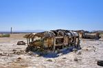 Den californiske Bombay Beach, der ligger ved søen Salton Sea, var et samlingssted for feriefolk omkring 1950'erne, der nød solen, svømmede og stod på vandski. Sådan er det ikke længere. I dag er stedet svøbt i en stank af brændstof og døde fisk. På stranden ligger grønne og ildelugtende alger. Stranden blev ødelagt af flere ting; Spildevand blev i 1970'erne udledt fra omkringliggende gårde og ud i søen, og området var udsat for oversvømmelser. Vandet blev meget saltholdigt, og iltmangel slog fisk i søen ihjel, og de døde kroppe blev skyllet op på land, hvor de lå og rådnede under den californiske sol. 